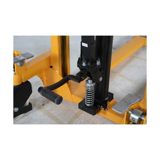 Hydraulic stacker truck with telescopic mast, lift 1600 mm