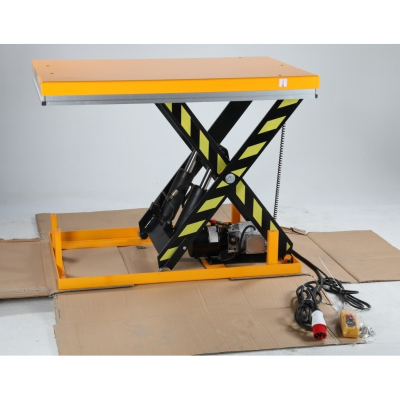 Electric lifting table, capacity 2000 kg